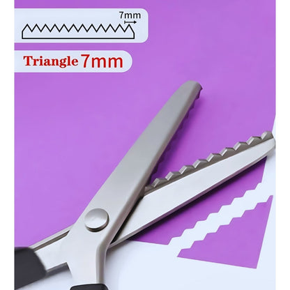 Triangular zigzag pinking shear with a 7 mm tooth pitch, shown with its blade profile diagram and the bold sawtooth edge it cuts in paper